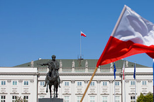 Захарова: Польша продолжает позорную войну с памятниками