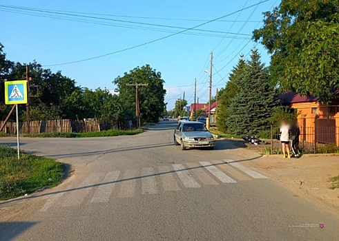 В Волгоградской области мотоцикл влетел в иномарку: пострадали два человека