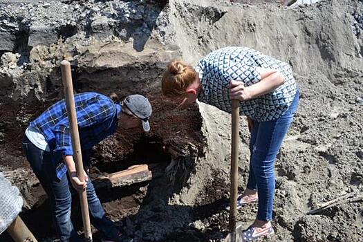 Археологи вмешались в строительство водопровода в тюменской Зареке: репортаж с места раскопок