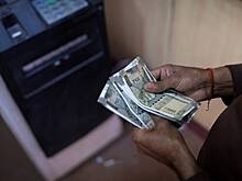 Курс индийской валюты упал до исторического минимума