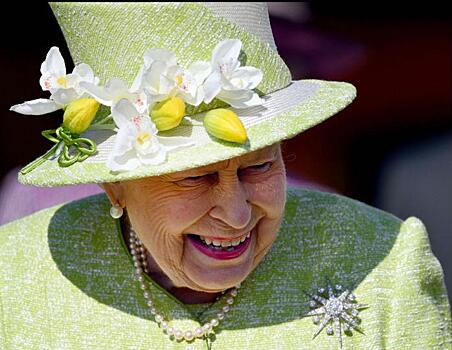 Елизавета II впервые за долгие годы нарушила традиционный стиль в одежде