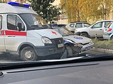 В Екатеринбурге скорая столкнулась с машиной Росгвардии, которая летела на вызов по тревоге