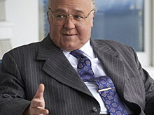 Рассел Кроу принимает решения и трогает женщин в трейлере «Самый громкий голос в комнате» (Видео)