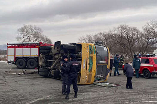 "360": водителя перевернувшегося в Приморье школьного автобуса госпитализировали