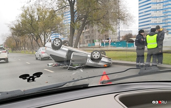 Что не так с земным притяжением в Самаре? На Ново-Садовой перевернулась «Лада»