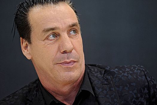 Лидер группы Rammstein спел по-русски в центре Москвы и попал на видео