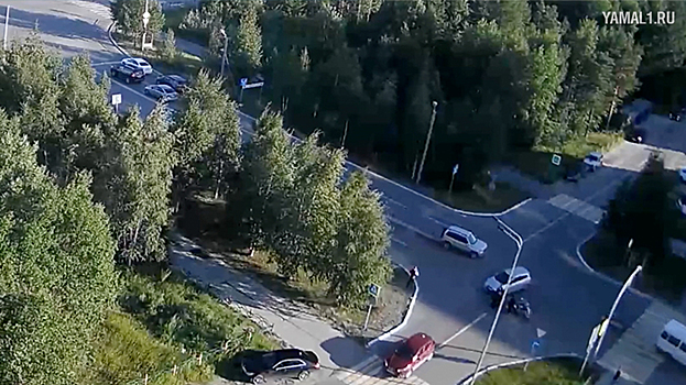 В Ноябрьске мотоциклист влетел в машину. ВИДЕО