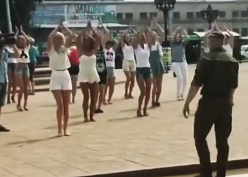Буйнов 23 февраля показал смешное видео военных танцев