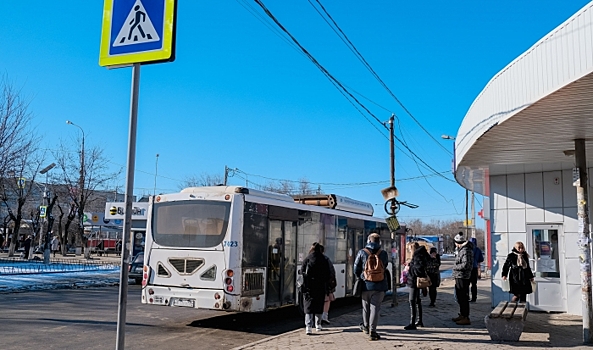 На остановке в Волжском из автобуса выпала женщина