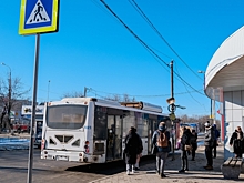 На остановке в Волжском из автобуса выпала женщина