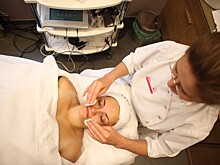 «Нельзя возюкать по лицу»: тренер по омоложению рассказал об эффективности скребка гуаша