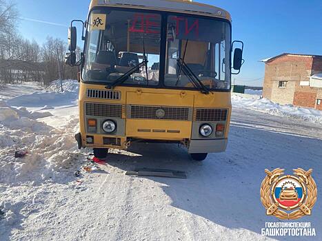 ГИБДД: на трассе в Башкирии иномарка влетела в школьный автобус с детьми