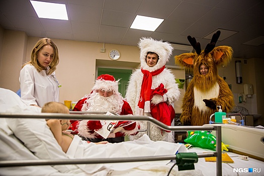Фоторепортаж: большой заяц и олени пришли к маленьким детям, которые месяцами лежат в больнице