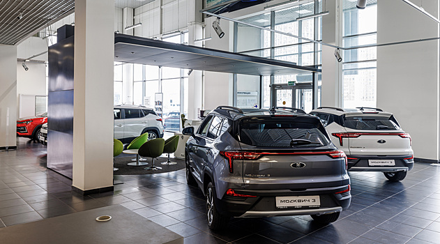 Стоянки российских дилеров по-прежнему забиты новыми автомобилями