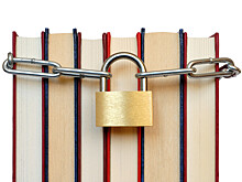 Минкульт обязал библиотеки запирать на ключ книги с маркировкой "18+"