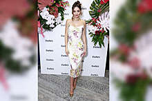 Супермодель Миранда Керр в цветочном платье появилась на женском саммите Forbes