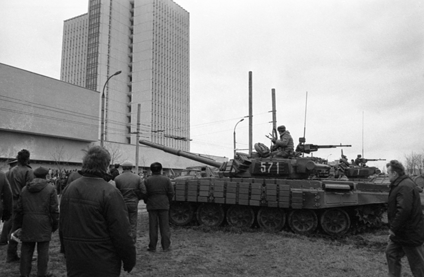 Ночью 13 января колонна советской бронетехники направилась в центр Вильнюса. Силовики рассчитывали занять окруженное толпой митингующих здание парламента республики и телецентр. 