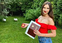 Дочь Бориса Немцова показала золотую медаль за отличное окончание школы