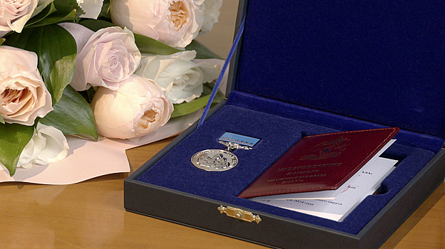 Артюхов наградил жительницу Салехарда медалью «Материнская слава Ямала»