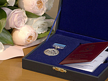 Артюхов наградил жительницу Салехарда медалью «Материнская слава Ямала»