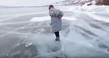 Возраст не помеха: баба Люба покоряет Байкал на коньках — видео