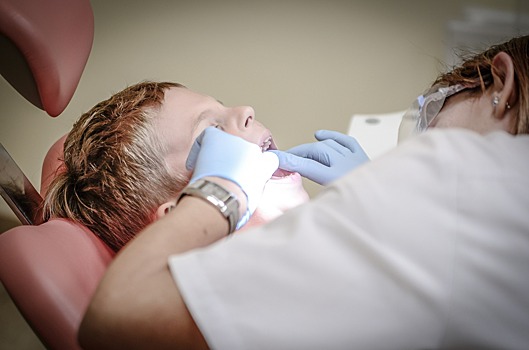 Стоматолог: выбитый зуб ребенка можно спасти