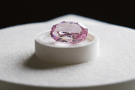 Россия показала уникальный розовый бриллиант