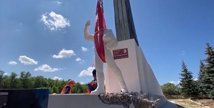 Стелу и памятник Юрию Гагарину в Саратове начали реставрировать