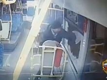 Пьяный москвич огнетушителем разбил окна в автобусе в ходе спора с водителем