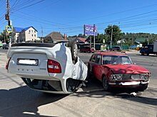 В Кировском районе в ДТП пострадал водитель «Гранты». Машина перевернулась