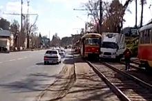В Барнауле трамвай протаранил грузовой автомобиль