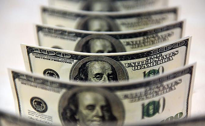 Курс доллара упал на два рубля на бирже