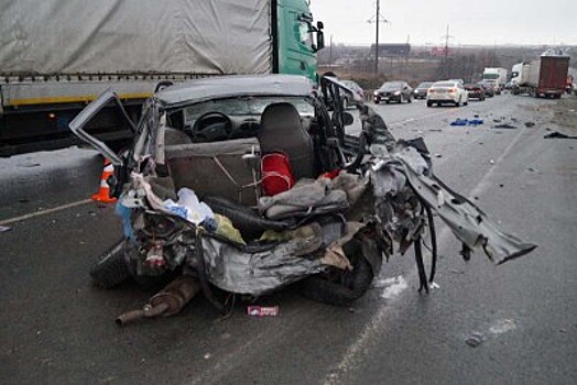 Под Сызранью Lada Kalina попала под две фуры