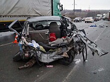 Под Сызранью Lada Kalina попала под две фуры