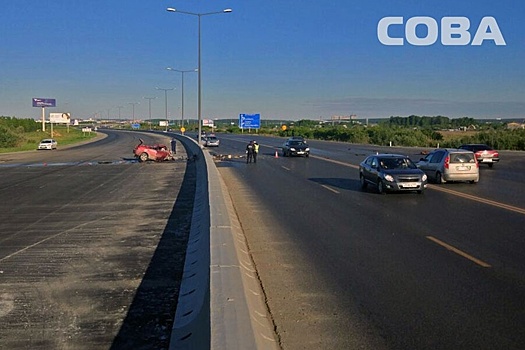 Водитель автомобиля погиб в ДТП на Кольцовском тракте после столкновения с бетонным ограждением