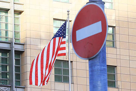 Грузовик пытался въехать на базу береговой охраны США, по нему открыли огонь
