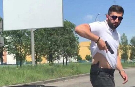В Сети появилось видео, как охранник Ляшко угрожал пистолетом водителю, которого подрезал (ВИДЕО)