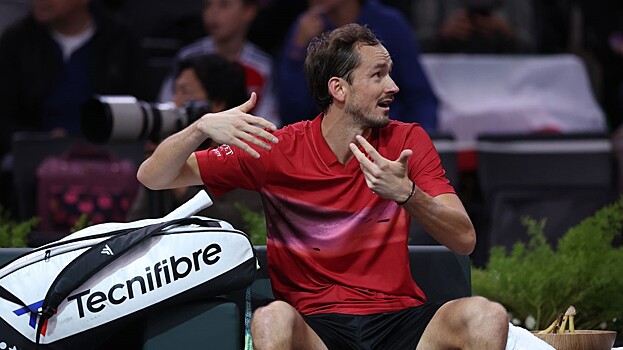 Медведев получил предупреждение от судьи из-за поведения на корте