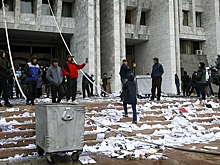 Протестующие в Киргизии разграбили машины скорой