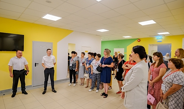 Делегации из ЛНР показали новую школу в Волгограде