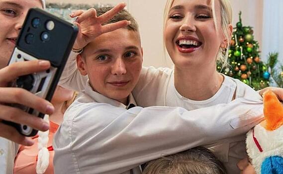 Певица Клава Кока подарила курским детям подарки