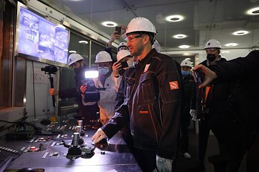 Чемпионы РФ по футболу посетили свердловский завод и пообщались с металлургами