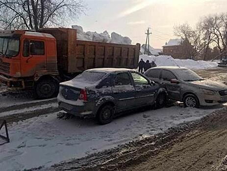 Грузовик и две легковушки столкнулись в Самаре из-за снегопада