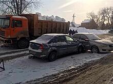 Грузовик и две легковушки столкнулись в Самаре из-за снегопада