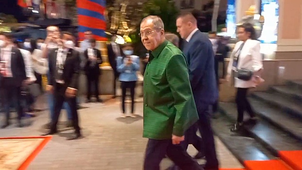 Лавров отправился на гала-ужин Восточноазиатского саммита в национальных одеяниях: видео