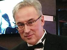 Ведущий Норкин рассмешил коллегу анекдотом про еврейского адвоката