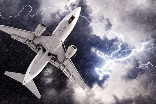 Aviaincident: в самолет, летевший в Омск, ударила молния