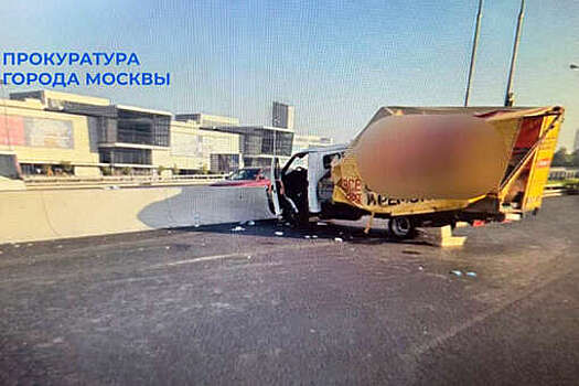 На МКАД подросток за рулем грузовика протаранил отбойник трассы
