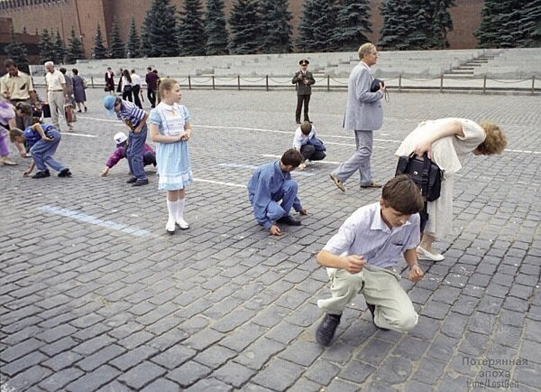 Дети и взрослые собирают мелочь на Красной площади, 1996 год