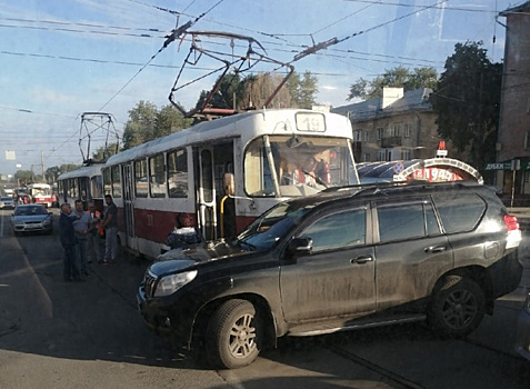 В Самаре трамвай протаранил Toyota Land Cruiser Prado